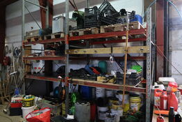 Div. Varelager og værktøj på pallereol (læs beskrivelse)