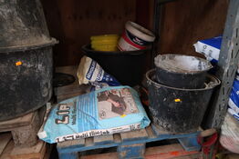 Palle med div. Murerspande m.m.