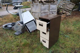 Omklædningsskab samt arkivskab