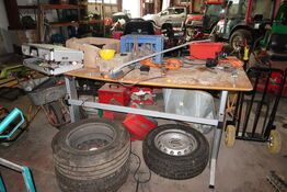 Bord med indhold samt div. Dæk