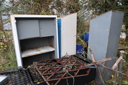 Stålskab samt omklædningsskabe m.m.