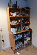 2 stk. skab med div. Arbejdshandsker, kaffemaskine, støvsuger m.m.