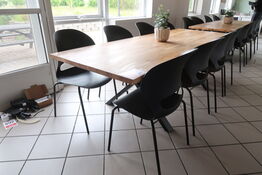 Kantinebord med 8 stole 