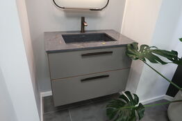 Badmøbel AUBO Napoli Harmony, Roast Sand Trækant Valnød med armatur