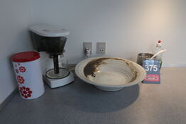 Mikroovn, kaffemaskine samt diverse nips 