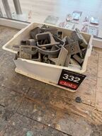 Kasse med diverse beslag 