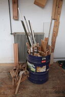 Tønde med diverse træ rester 