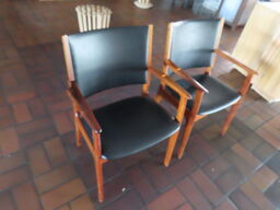 2 stk. armlænstole (den ene har skade i læder på ryggen)