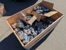 9 stk. assorterede motorer med vinkel gear, hovedsageligt 0.65 kw.  Samt diverse transmition komponenter.