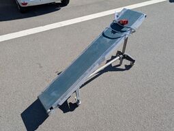 Transportbånd med motor ca. 170 cm langt og 24 cm bredt.