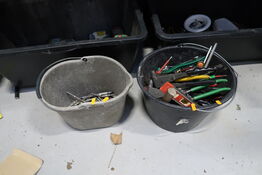 2 stk. spande med div. Værktøj