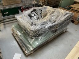 Palle med Glas hylder