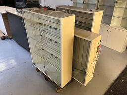 3. Stk. Udstillings ophængsskabe med Glas hylder og lys