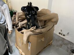 Kasse med Mannequindukker