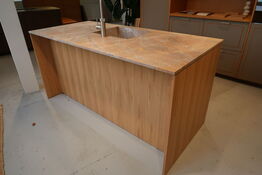 Køkkenø i egetræ mflg. Opvasker FORM PLUS+/ ASKO Model: DFi756MUXXL