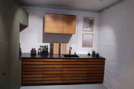 Køkkeninventar i valnød/grøn linoleum  FORM PLUS +