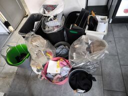 Div. Affaldsspande og poser med indhold