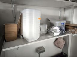 Diverse indhold på hylder