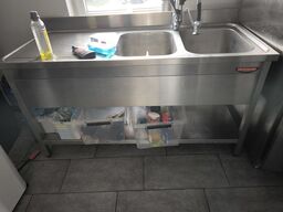 Stålbord med vask og bruser