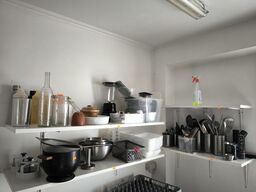 Diverse indhold på hylder