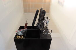 Diverse Frisørsakse samt hårklemmer & barberkniv