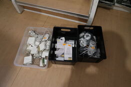 3 kasser med opladere samt adaptere