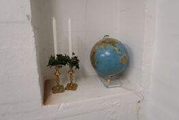 Globus samt lysestager