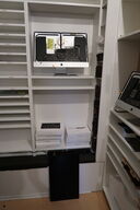 Panserglas i reol samt 2 stk. defekte iMacs