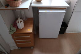 Køleskab, skuffemodul samt reol med indhold