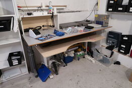 2 stk. el. hæve/sænke skriveborde uden indhold