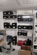 2 stk. reoler med indhold