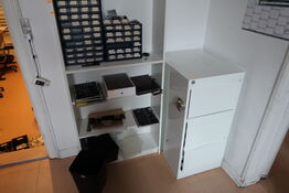 Reol med indhold samt arkiveringsskab