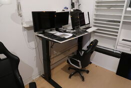 El. hæve/sænke skrivebord med indhold samt kontorstol
