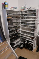 Reol med MacBooks samt reservedele