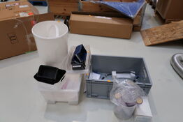 Div. Plastikkasser med indhold