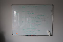 2 stk. whiteboards samt skuffemodul