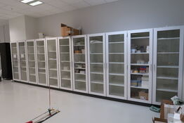 11 stk. skabe med indhold