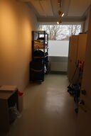 Div. omklædningsskabe samt reol med indhold