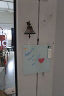 Klokke, glastavle samt skraldespand