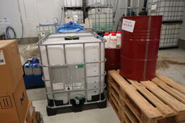 2 stk. palletank med indhold m.m.