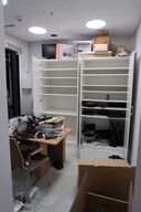 Div. elektronik (computere og telefoner medfølger ikke, samt noget af indholdet ovenpå skabet er tomt)