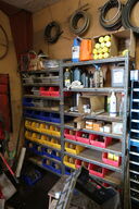 2 stk. lagerreoler med div. Reservedele, plejemidler m.m.