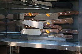 Diverse knive med brune skafter