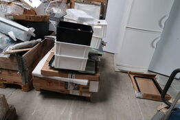 Palle med div. Reservedele bl.a. køleskabsdøre m.m.