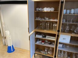 1. Stk højskab med indhold