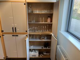 1. Stk højskab med indhold