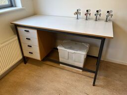 Arbejdesbord med haner