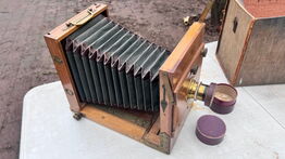 Antikt bælgkamera af træ og messing