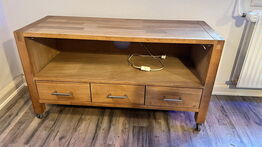 TV bænk i massiv EG, m. ledlys og hjul