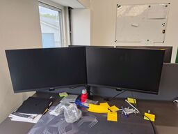 To Benq skærme på stativ 27"